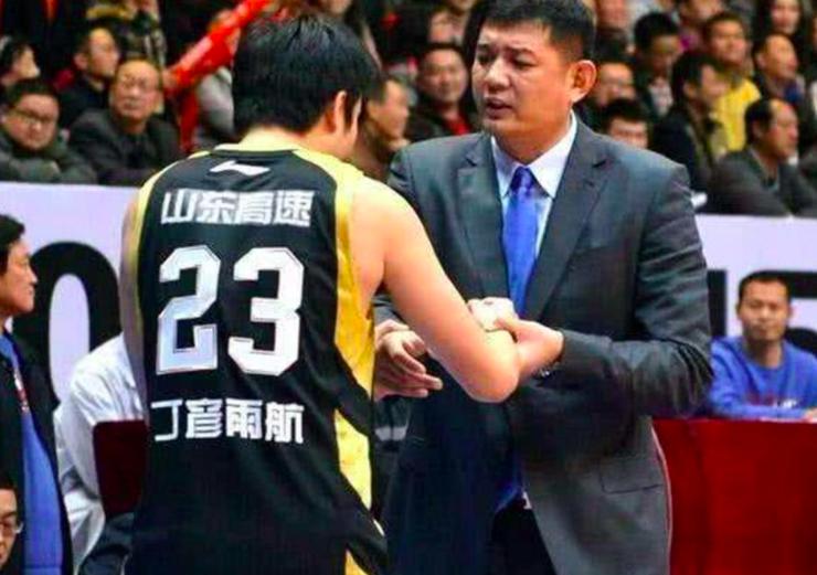 丁彦雨航与巩晓彬赛场冲突,丁彦雨航单场过40
