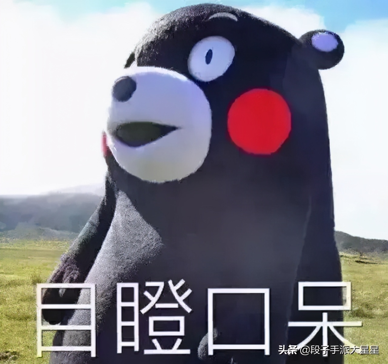 穿恨天高坐地铁的社死现场，两位男士都不忍看这次“崴脚表演”