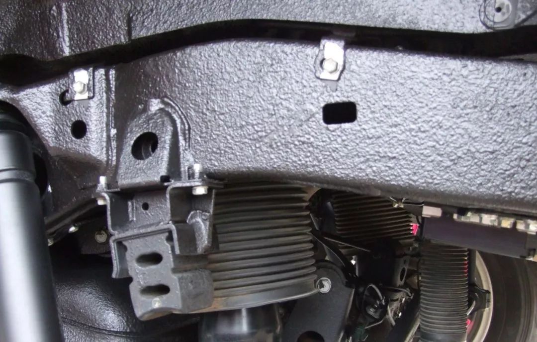 汉兰达新车底盘有没有做底盘装甲,五菱之光新车有必要装底盘装甲吗