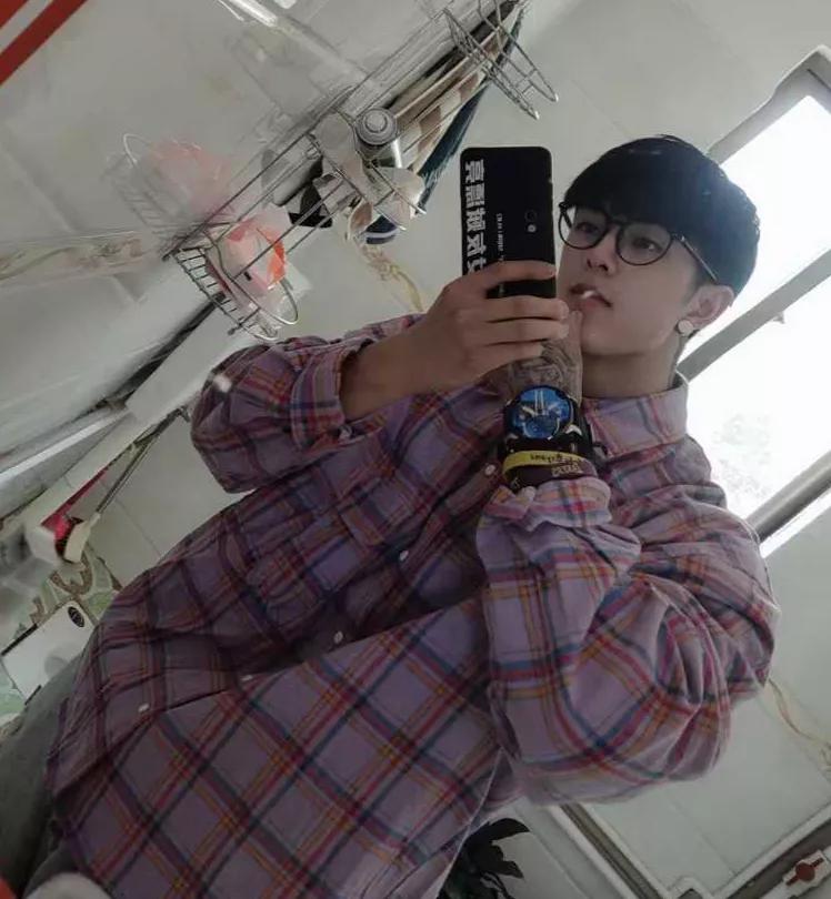 97年小伙长相成熟,97年小伙长相帅气