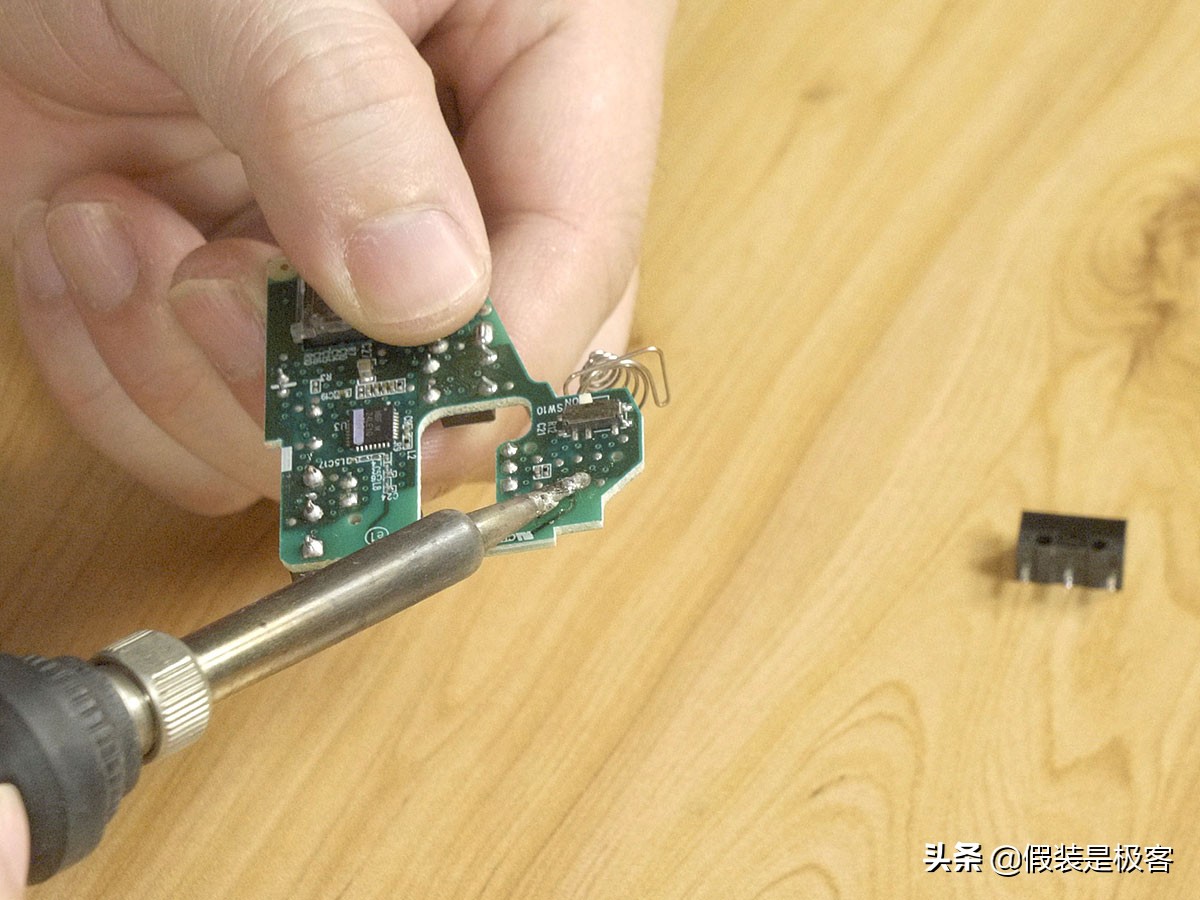 按键精灵鼠标键盘突然不灵了,无线鼠标摔了按键不灵怎么修