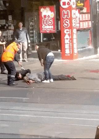 华人在澳洲被辱骂,澳大利亚一群青年当街袭击亚裔