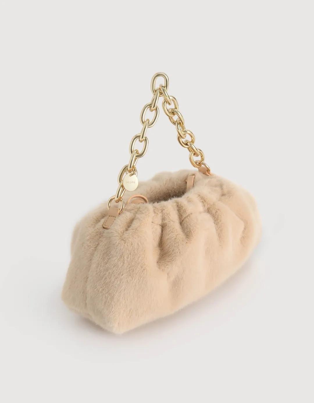 王嘉尔一碰她就被嗲到？年年牵手男爱豆的毛绒小公主谁不想要？