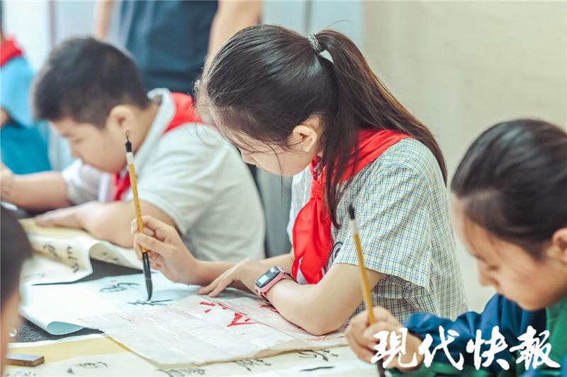 “足球小子”爱上练字，江苏中小学生书法大赛走进盐城韵和书画苑