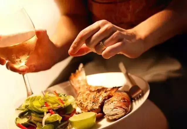 西式餐桌礼仪常识座位顺序,西餐餐桌礼仪的四个原则