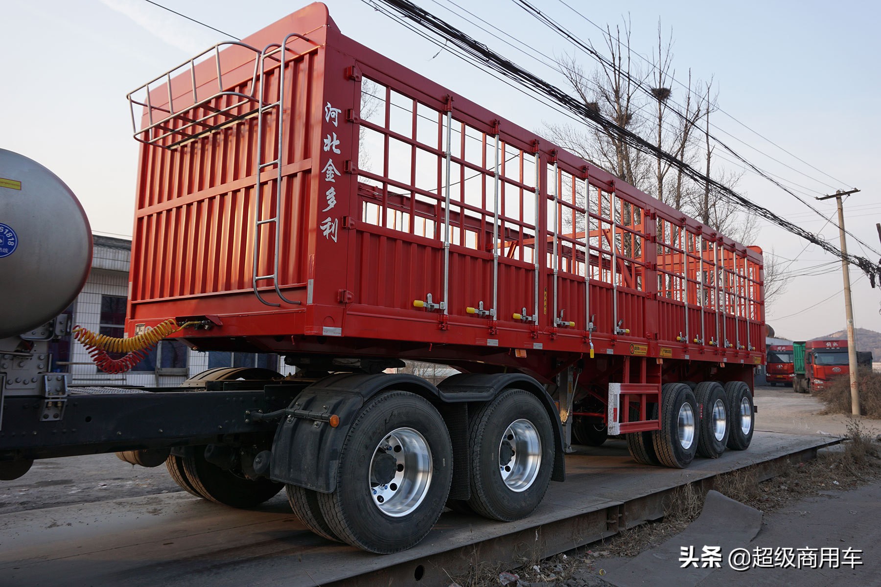 乘龙h5单桥自卸3.8米轴距定制版,乘龙h5vlng牵引车多少吨