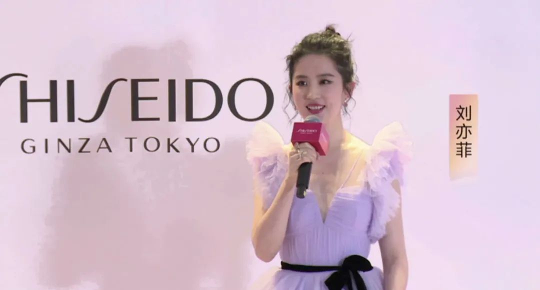 双下巴显脸大怎么改善,双下巴很明显但是不胖