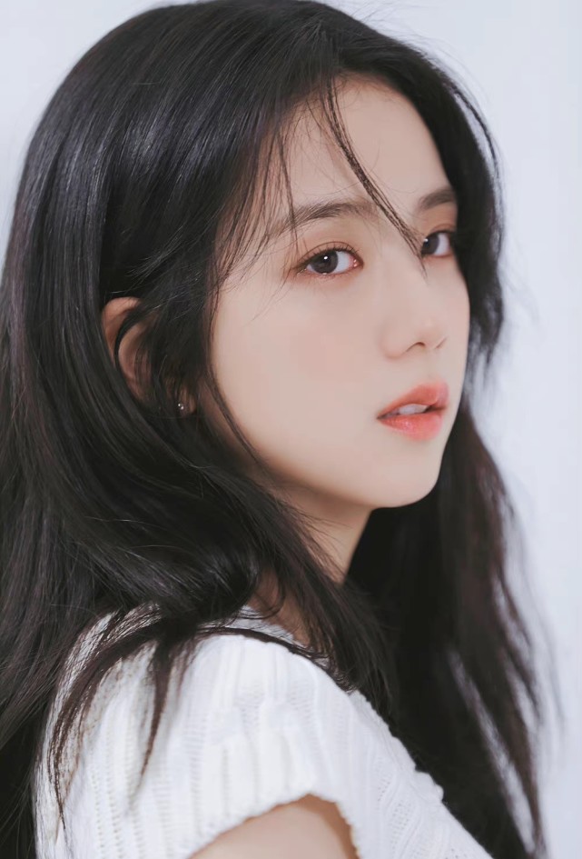 金智秀孙兴慜被曝恋情，网友扒出众多同款，女方曾专门去看比赛