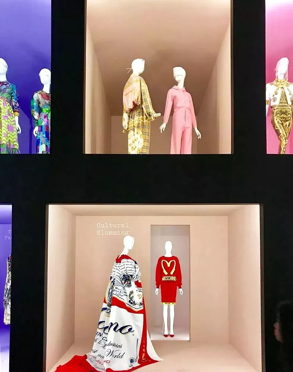 摇滚、坎普、Kaws：狂野又优雅的七月看展指南