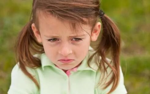 两岁以内的宝宝发脾气自虐正常吗,孩子发脾气自虐怎么办