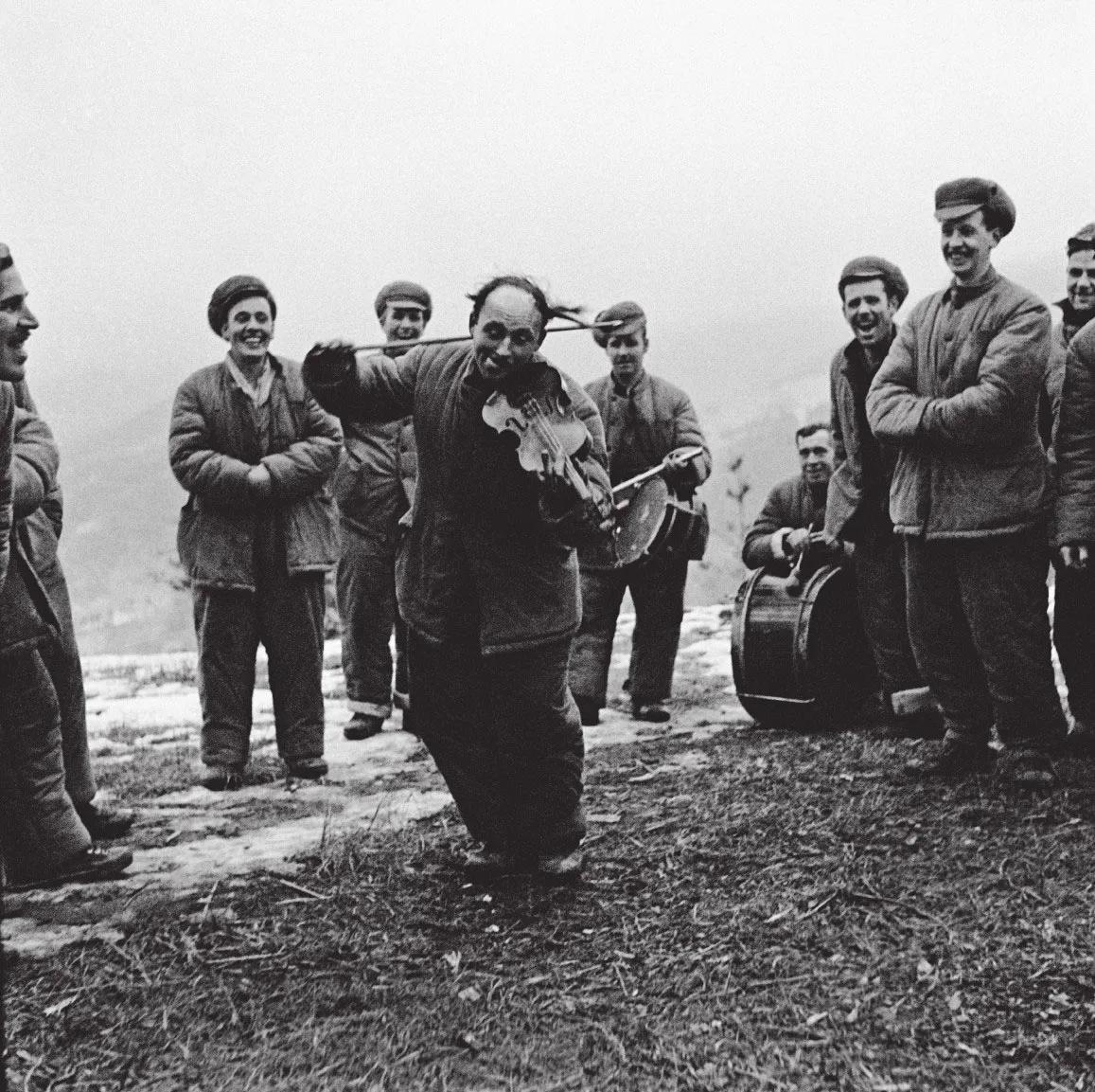 圣诞晚会上，碧潼战俘营的“联合国军”战俘们高呼：志愿军万岁