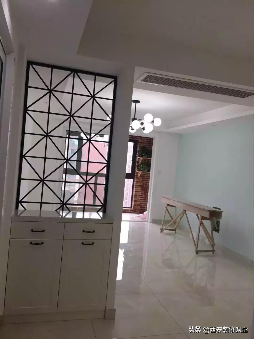 进门鞋柜设计右侧是餐厅隔断,红木鞋柜屏风隔断一体效果图