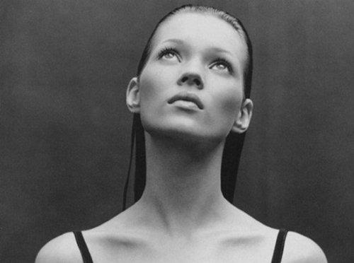 O型腿还满是雀斑，曾是约翰尼德普前女友的她，如何成为传奇超模