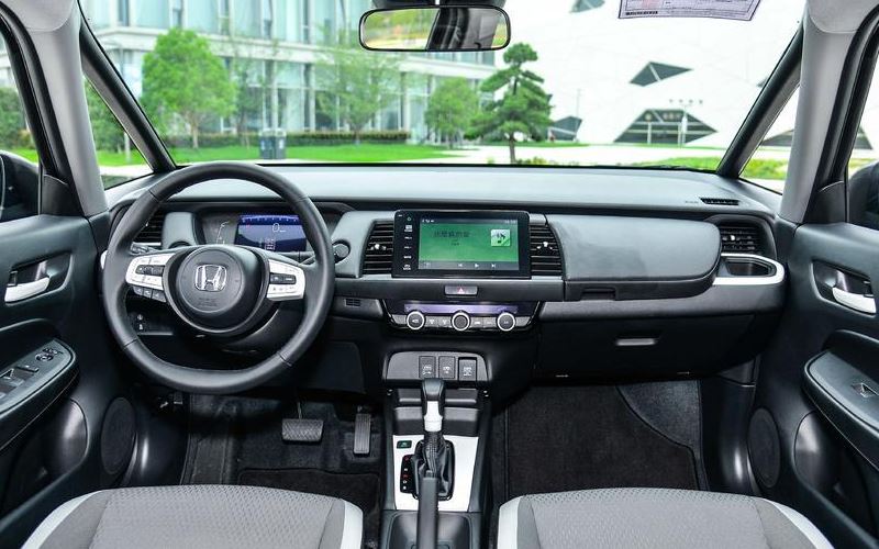 本田飞度成都车展上市,配置车顶行李架+黑轮眉,竞争丰田威驰