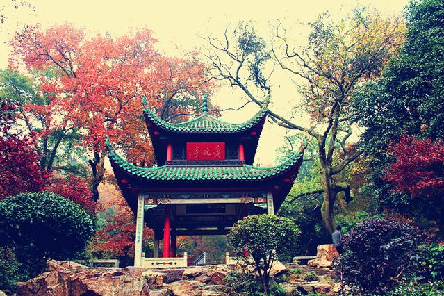 朝发夕至列车发车,长沙至丽江的飞机