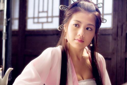 周秀娜最新代言,周秀娜白色西装