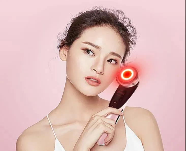 “38岁的年纪,18岁的脸”:能保持年轻的女人,手里少不了它