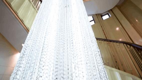 首都土豪家里的酒窖可以存2000瓶红酒，17米吊灯洗一次要花100000