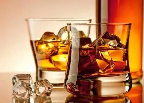 冰镇白酒调配,冰镇啤酒怎么喝才爽