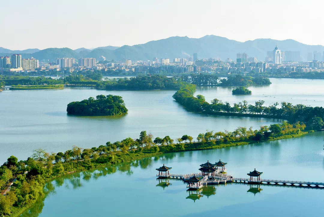 七星坠落玉湖来,乱点湖光水上栽，带你云游人间仙境七星岩。