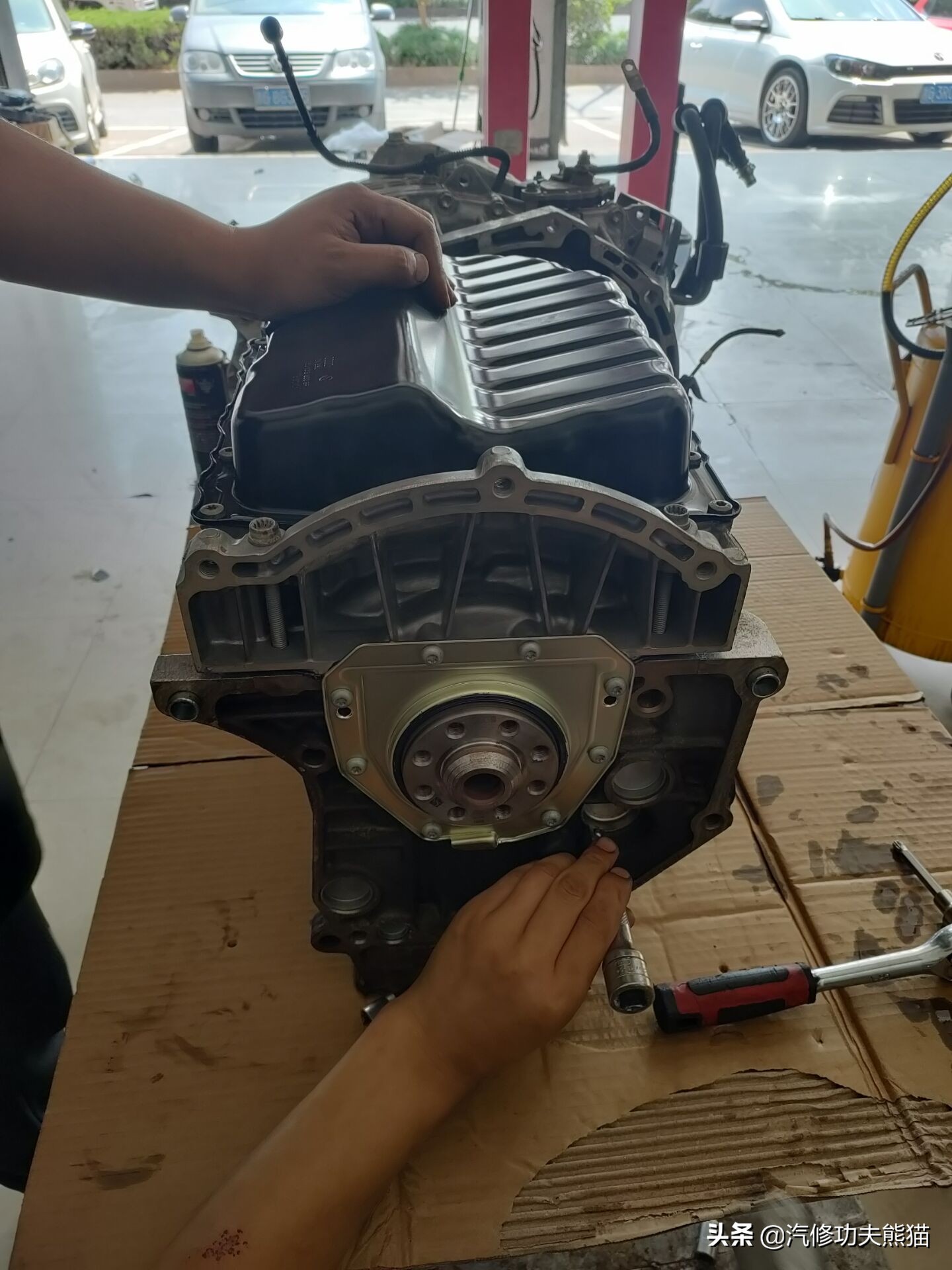 老途观发动机漏油维修,老途观涡轮增压器漏油维修多钱