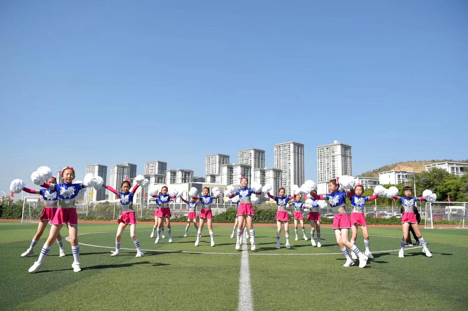 第七届“中华杯”校园足球联赛开幕足球小将绿茵展风采