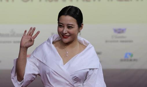 3次被“爱情”抛弃，因“全裸”出镜一举成名，如今成为单亲妈妈