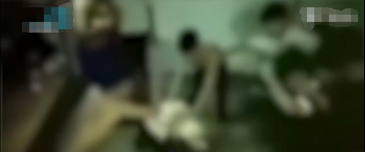 一中学生凌晨在宿舍内，遭同学围殴，男生跪在地上被多名同学打