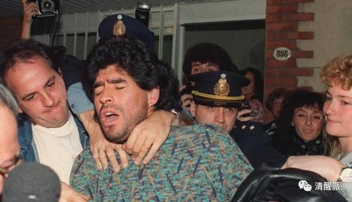 在*品毒**中陨落的马拉多纳的一生