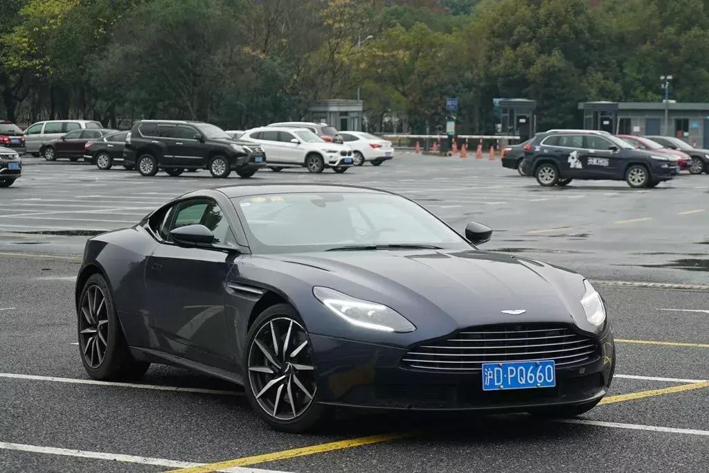 马丁新款v12,阿斯顿马丁v8和v12对比