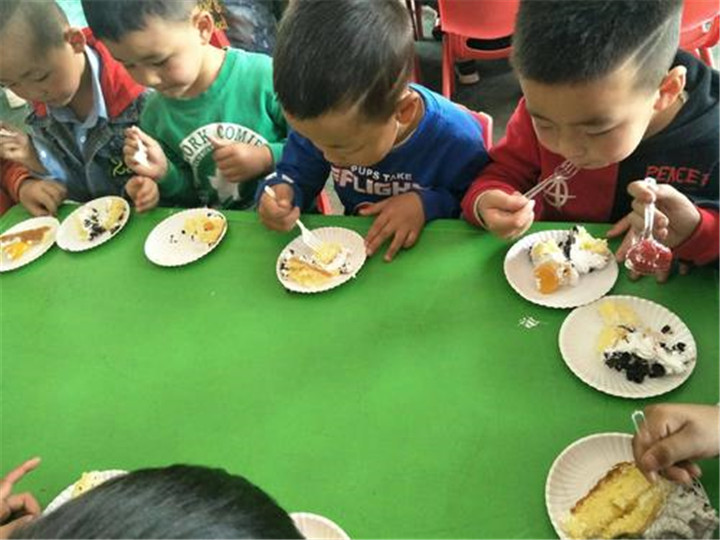 为了给儿子难忘的生日，宝妈送高级蛋糕到幼儿园分享，结果搞砸了