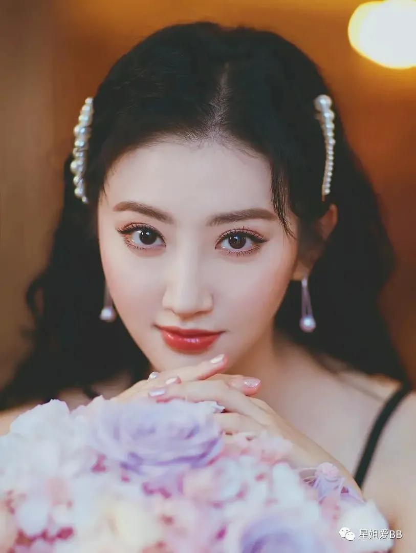 网上关于她整容的传闻屡见不鲜,自曝八年整容史