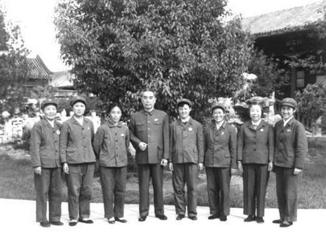 周恩来的最后几年：五次大手术仍坚持工作，旧衣作寿衣，骨灰入海