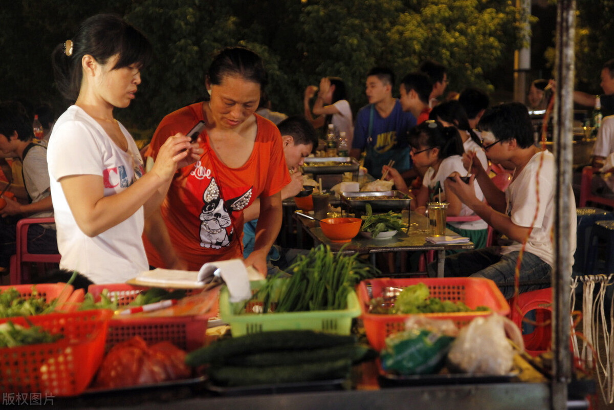 90后开烧烤店年收入200万,夫妻开烧烤店赚钱吗