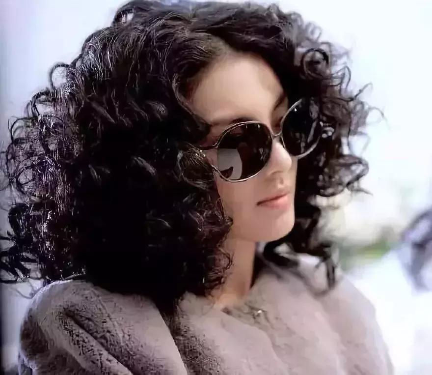 张雨绮雨化田,张雨绮撑伞