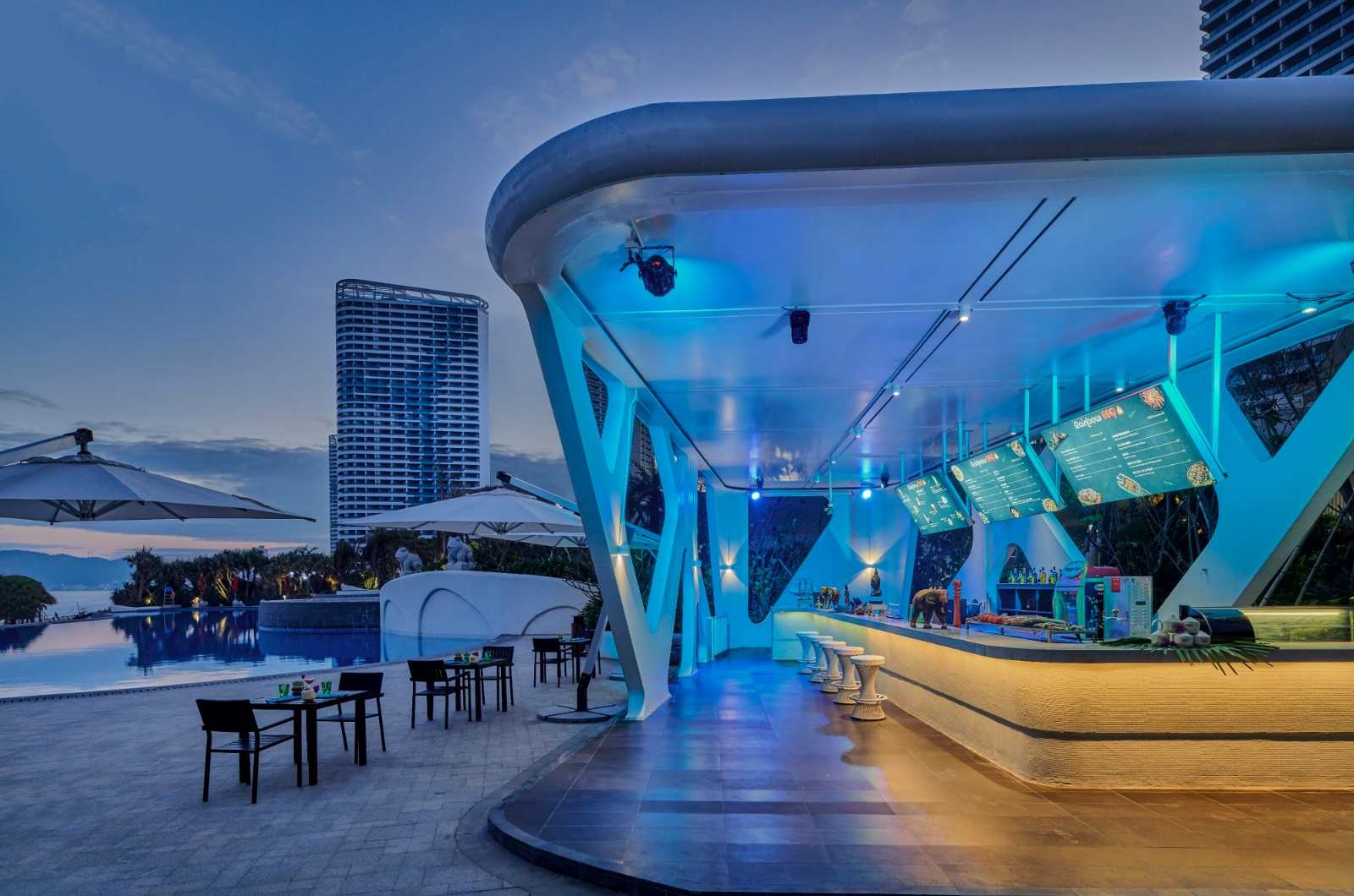 30平方米超大泳池,2000平无边泳池