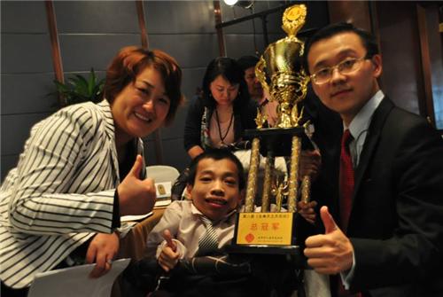 他身高不足1米，却身价上亿，娶1米7的秘书为妻，如今怎样