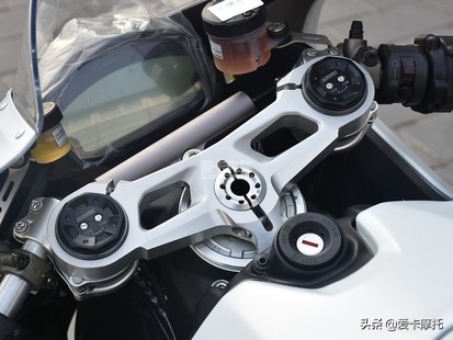 长腿小姐姐骑摩托车,新手的第一辆仿赛摩托车推荐