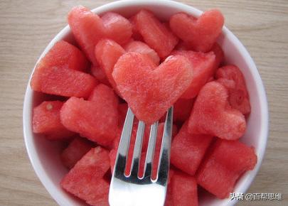 卖西瓜摆地摊的营销手段,夏天摆地摊卖西瓜营销模式视频