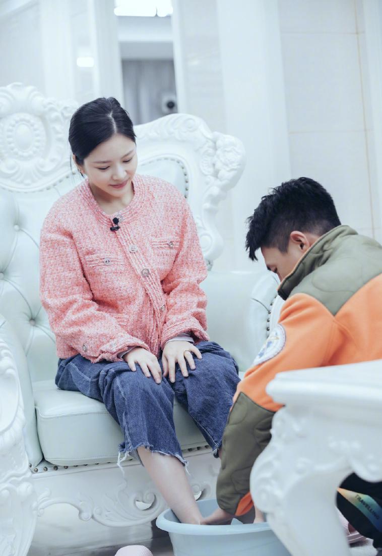 王灿孕晚期孕吐仍严重，凌晨五点胃疼醒，杜淳为她做早餐秀幸福