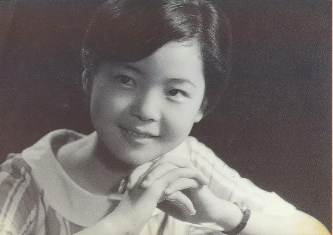 成龙献花邓丽君视频,邓丽君写给成龙的歌