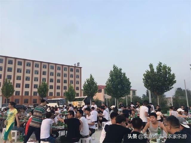 全靠8根钢柱支撑的玻璃栈道你敢挑战吗？保定狼牙山泽疆公寓酒店