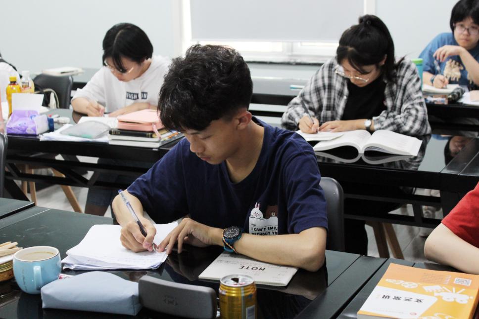 编导生不集训怎么办,学编导要放弃文化课吗