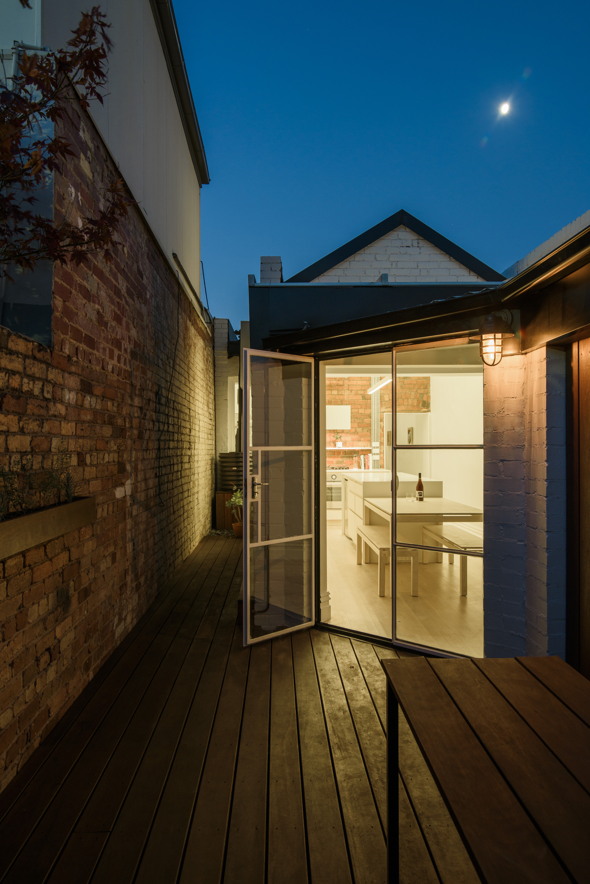 CurtainCottage，直线式灯光流转的英伦式小屋ApparteStudio