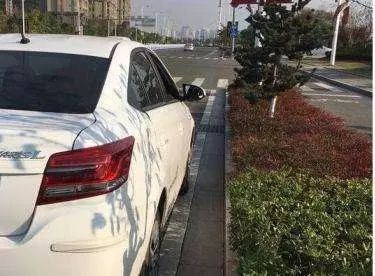 开车老压线怎么办？用这个方法，盯着这两点让你不压线