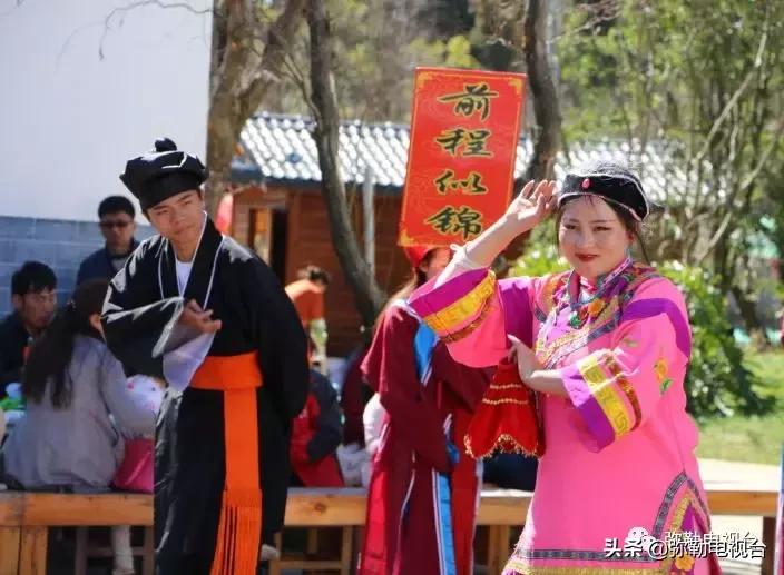 太热闹!弥勒花海、人海、车海、舞海...这些人上镜了!