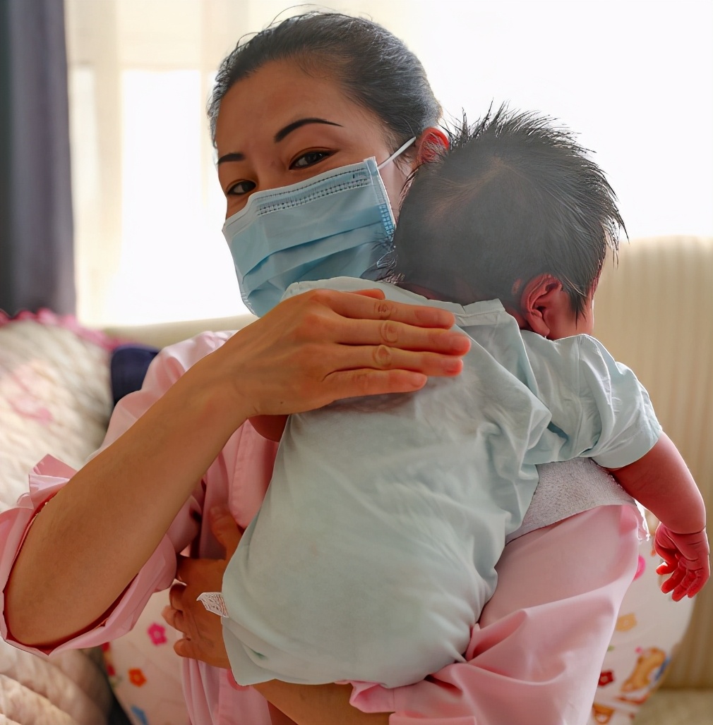 为什么拍嗝了宝宝还会吐,为什么给娃拍嗝会吐奶