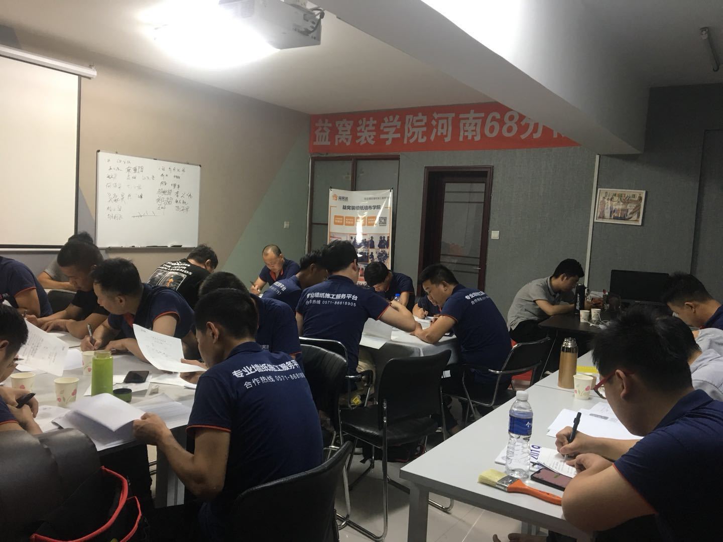 贴墙布如何贴在墙上,墙布粘贴方法墙贴