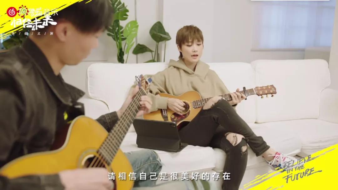 朴树戴狗头帽唱歌，在网易云看相信未来义演的你们，真见证历史了