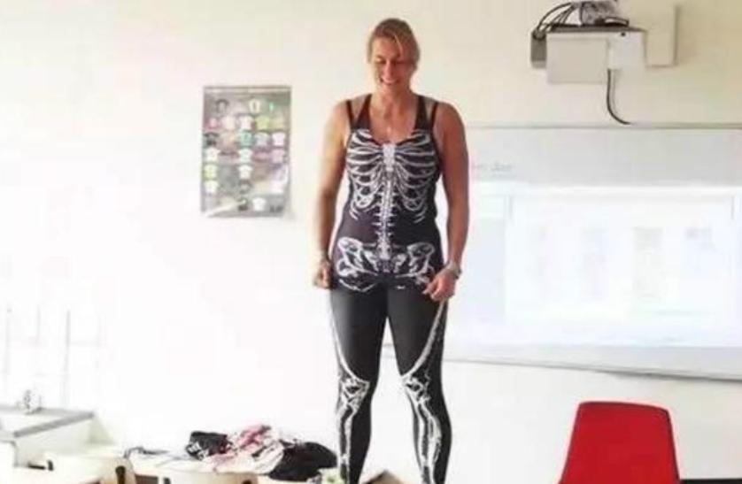 女老师穿*体器人官**服“裸体”授课，学生兴奋不已，专家：尺度太大